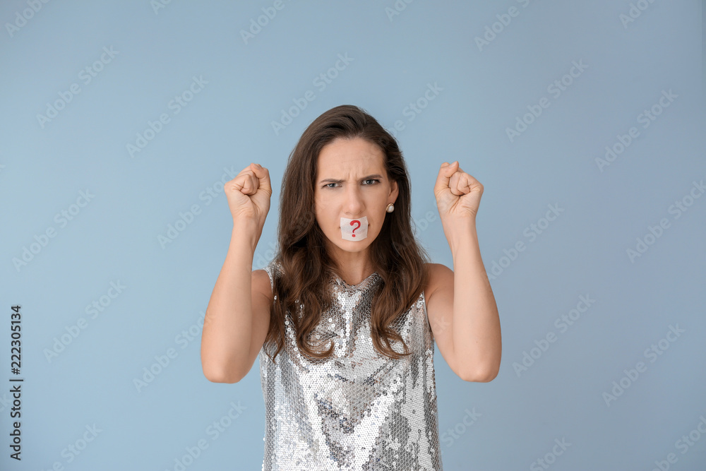 情绪化的女人，嘴巴用胶带粘在彩色背景上。饮食概念