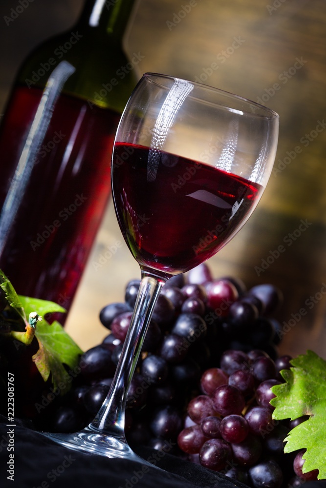 酒杯、酒瓶和红葡萄串特写