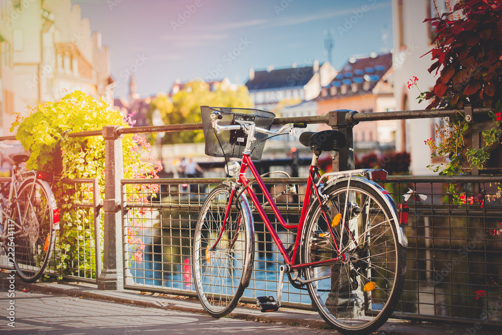 法国斯特拉斯堡市街栏杆附近的老式自行车。秋季时间
