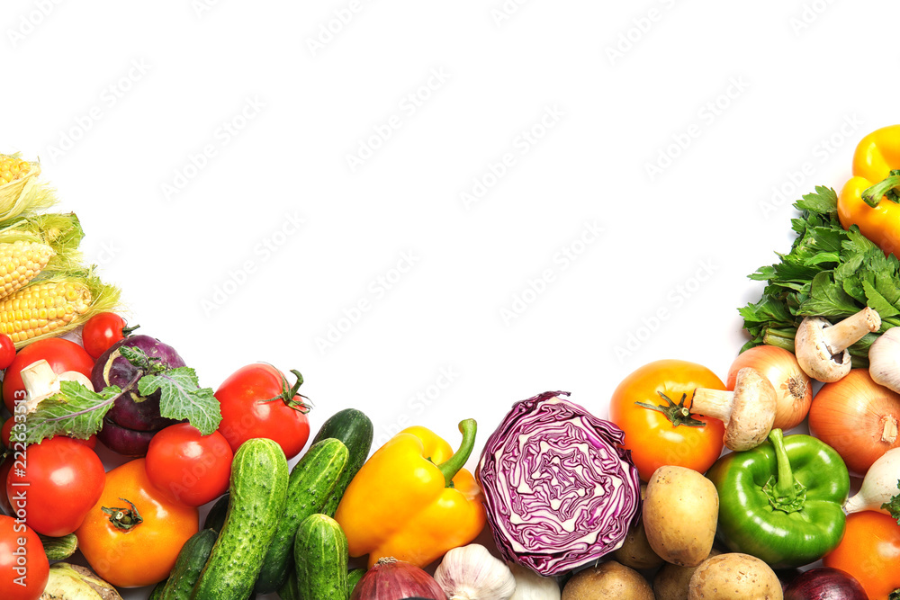 白色背景下的新鲜蔬菜组合，俯视图。文本空间