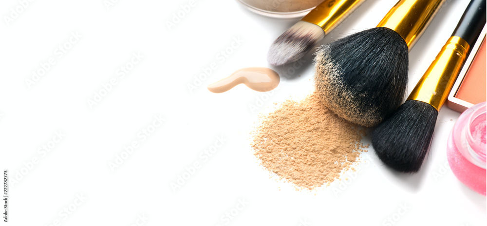 化妆品粉底液或霜、松扑面粉、各种化妆刷。化妆用品