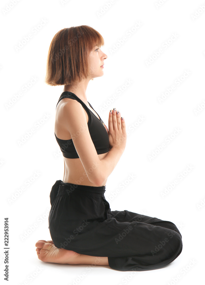 在白色背景下练习瑜伽的运动女性