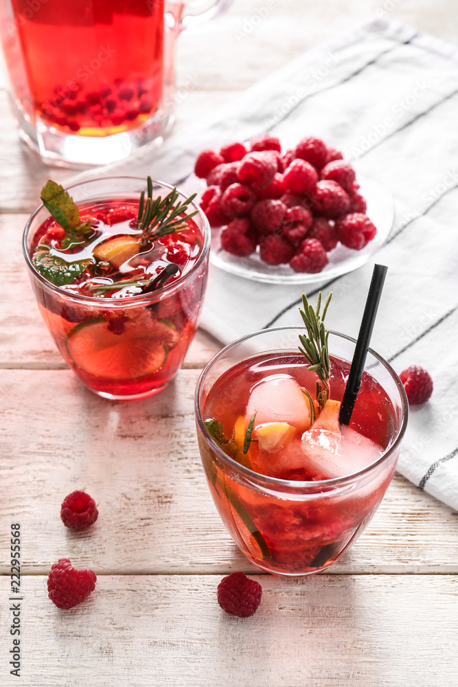 木桌上的一杯新鲜树莓柠檬水