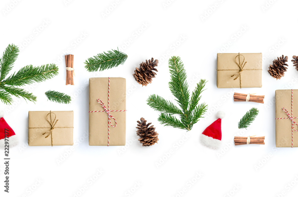 圣诞快乐布局构图，俯视图中有圣诞礼物、肉桂棒、冷杉树枝