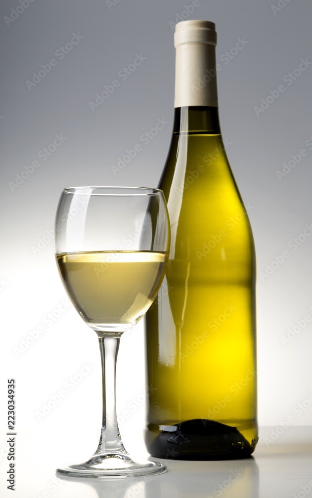 一瓶白葡萄酒和玻璃杯