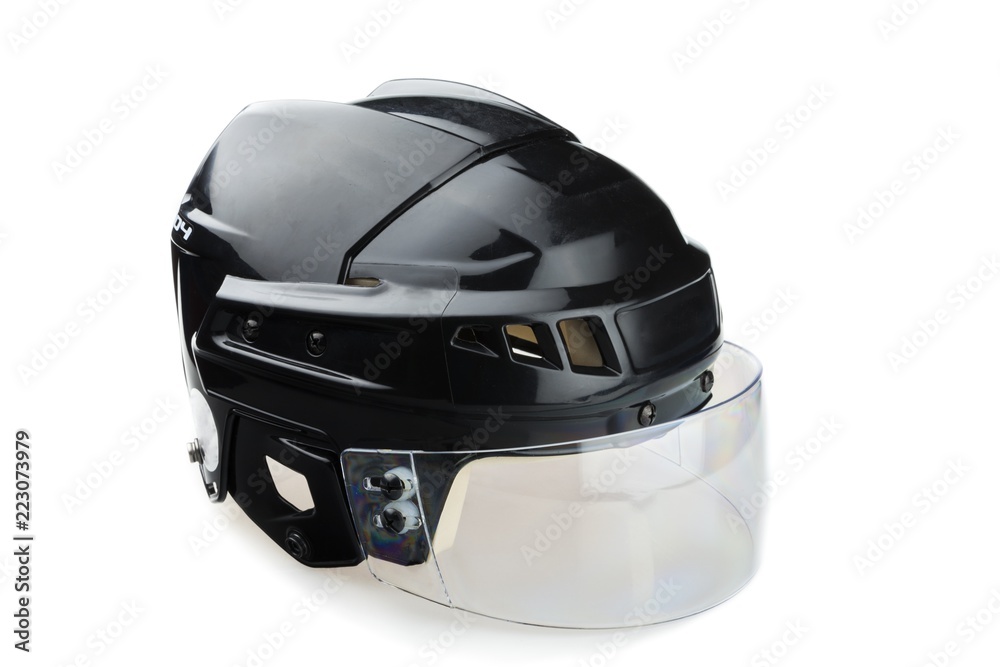 带遮阳板的黑色冰球头盔，白色背景隔离