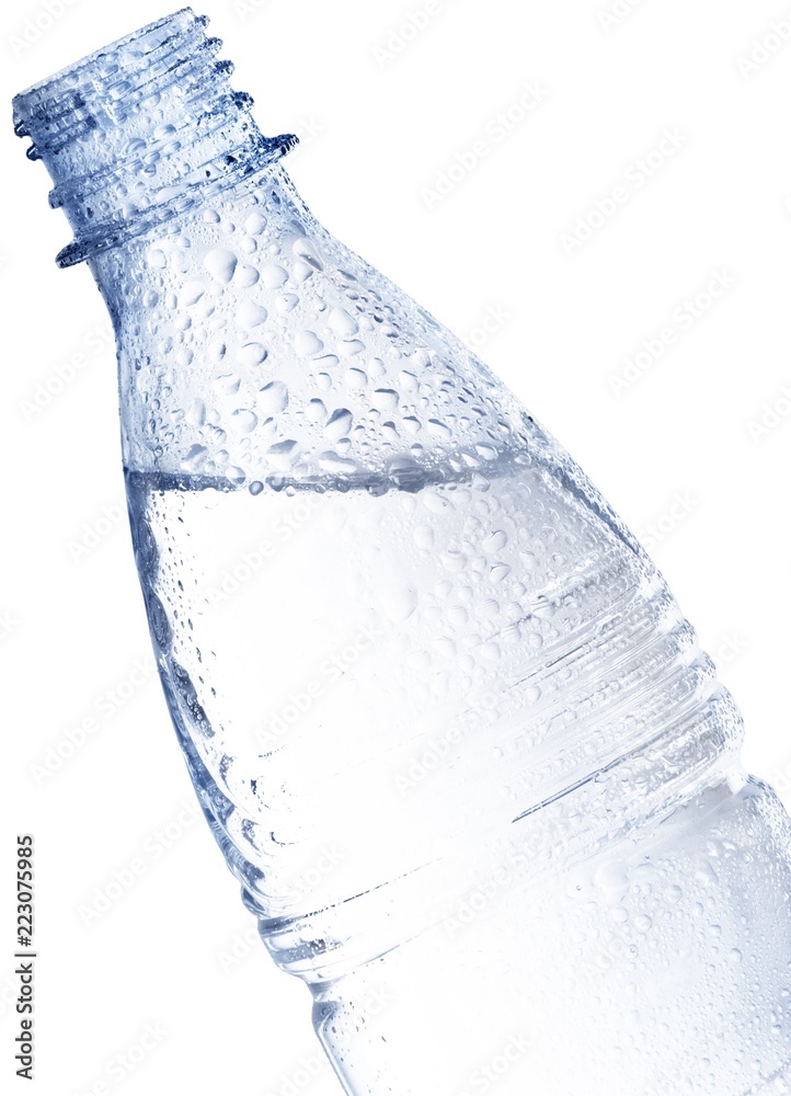 白色背景下隔离的塑料瓶中的水