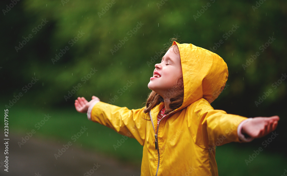快乐的小女孩享受秋雨