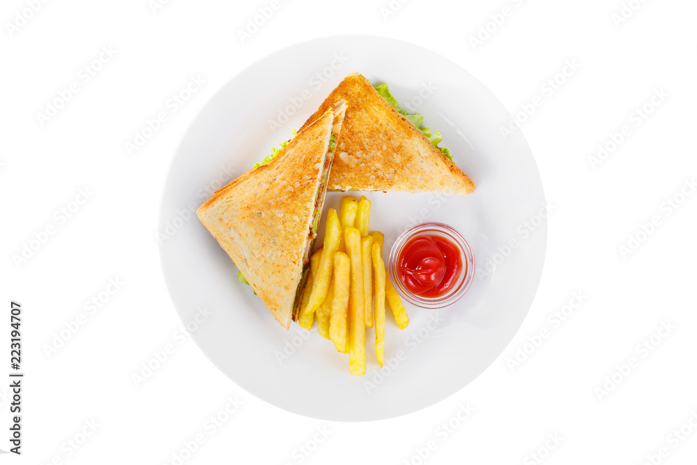 三明治配薯条和番茄酱，盘子里有烧烤酱。俯视图。为咖啡馆服务