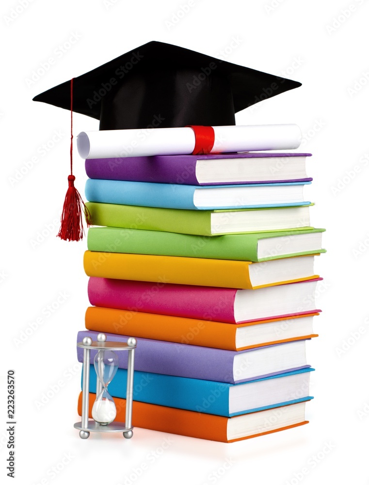 书本上的毕业帽和文凭-孤立的图像