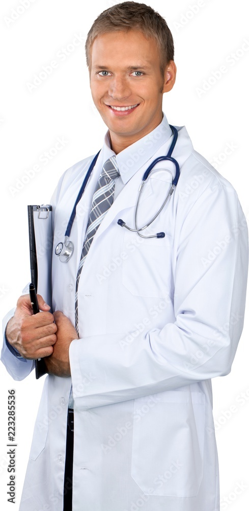年轻男医生微笑着拿着剪贴板或病人