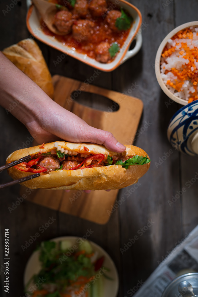 越南三明治面包配番茄酱萝卜肉丸、胡萝卜泡菜、黄瓜、香菜