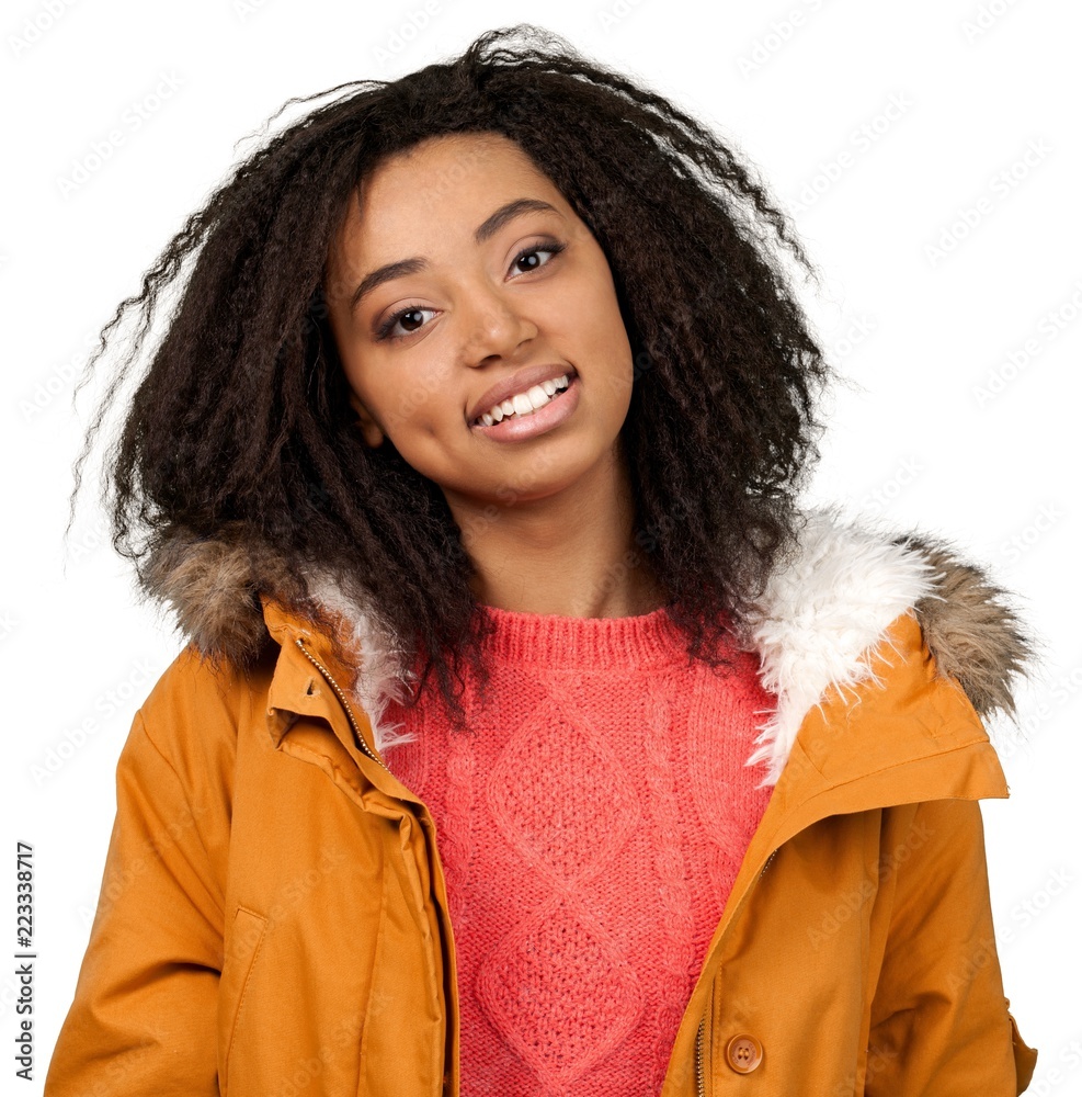 穿着冬季服装的年轻非裔美国女性-与世隔绝