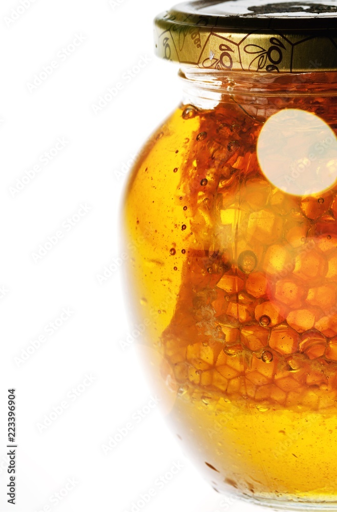 玻璃碗里有勺子的蜂蜜