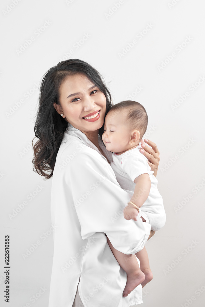 母性和生活方式理念。带着小宝宝在家微笑的年轻母亲