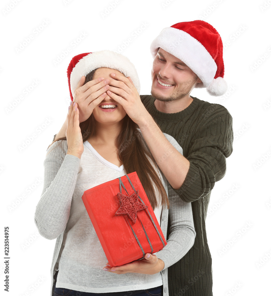 一名年轻女子收到丈夫白色背景的圣诞礼物