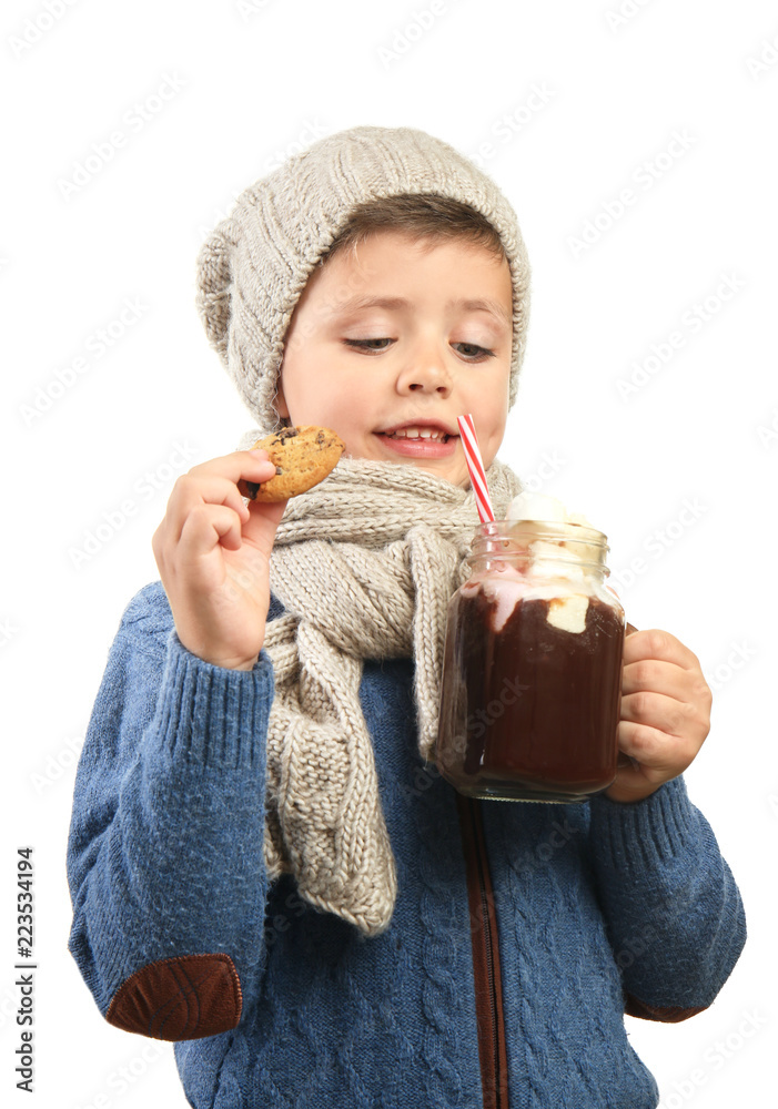 可爱的小男孩，穿着暖和的衣服，白底上有一罐热巧克力和饼干