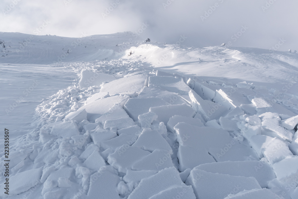 冬季山区雪崩。危险的极端概念
