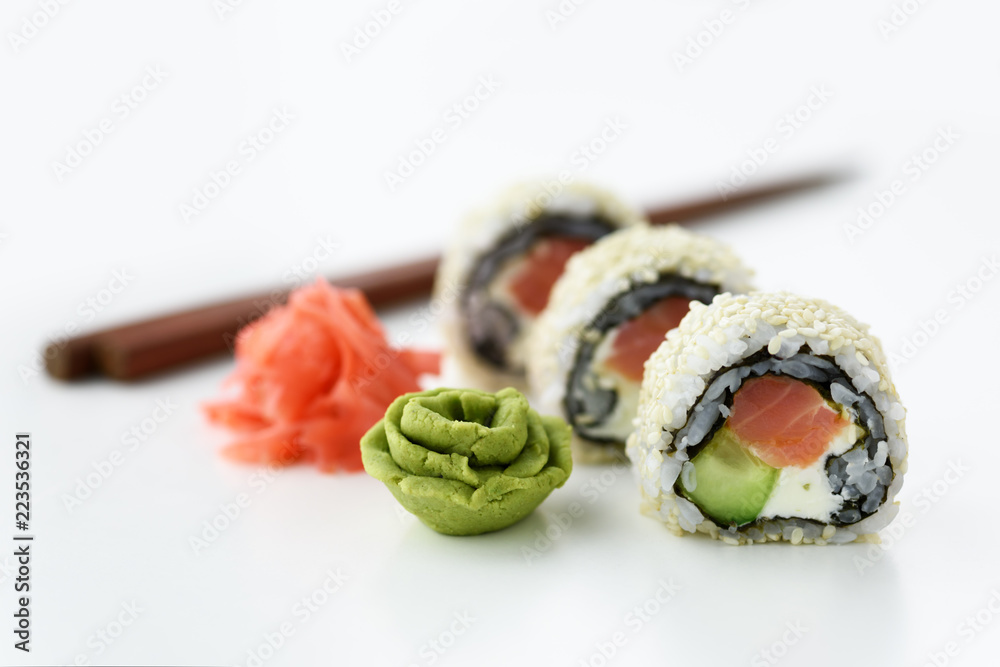 寿司卷配生姜和芥末特写。美食摄影