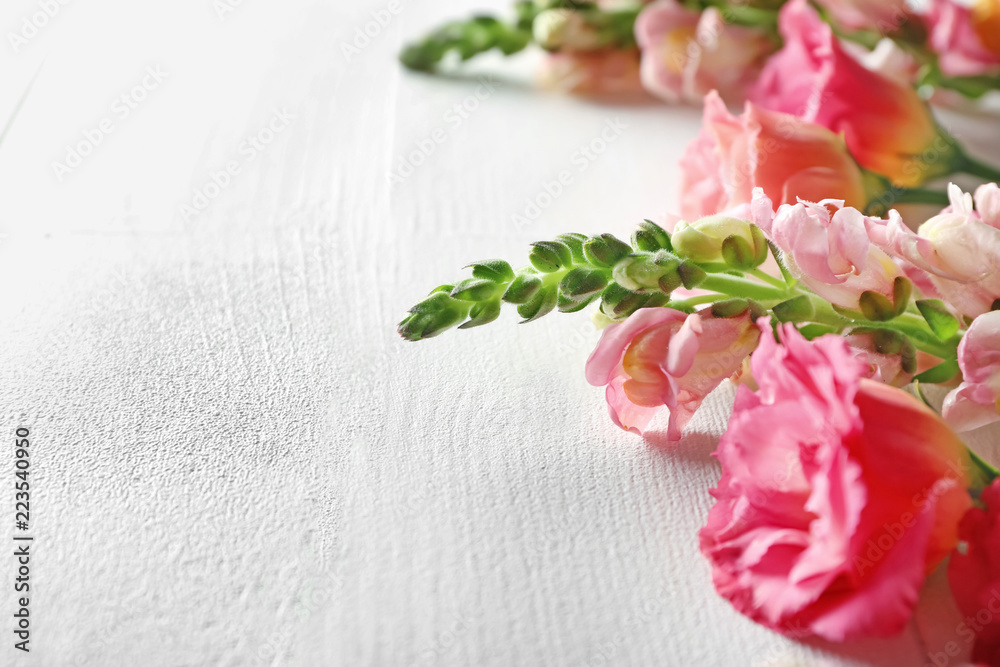 白色餐桌上盛开的美丽花朵