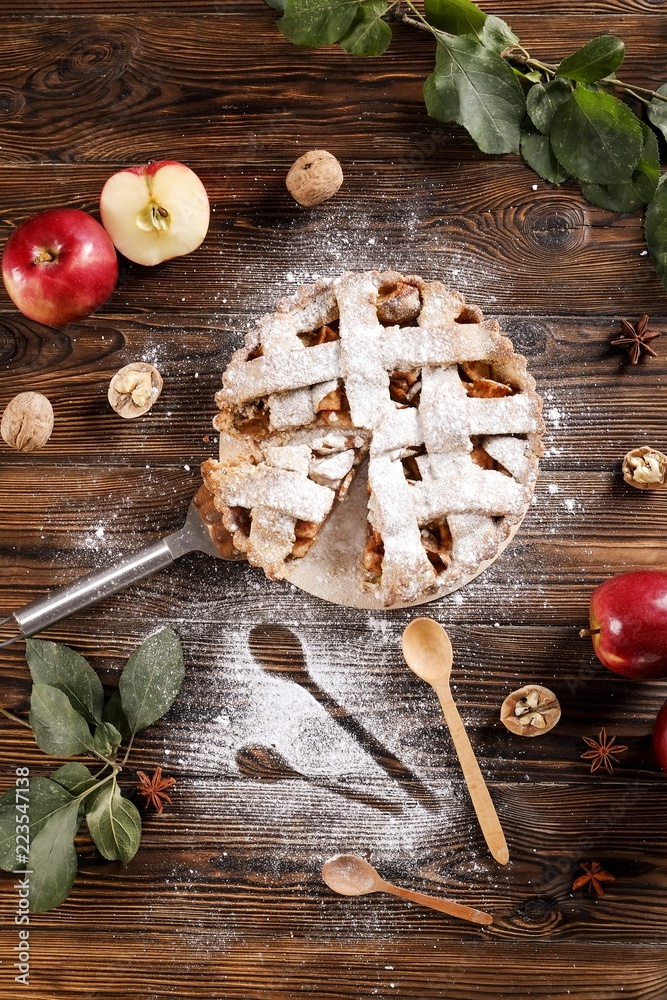 传统的美国感恩节馅饼、整苹果和半苹果、肉桂棒、八角籽。家常菜
