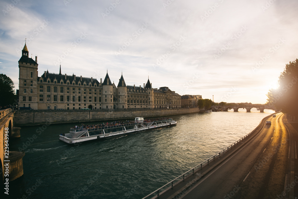 游览塞纳河，欣赏巴黎美丽的日落。乘船游览塞纳河