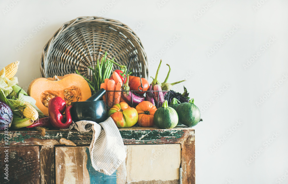秋季素食食材。秋季蔬菜搭配，在乡村烹饪中健康烹饪