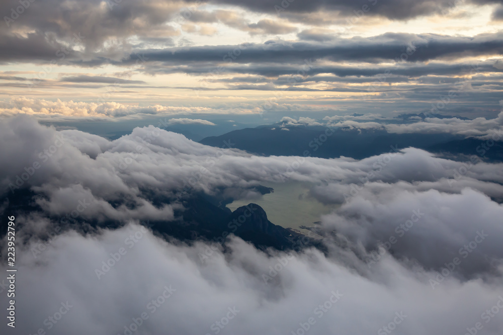 在多云的夏季日落期间，豪威湾和斯夸米什被云层覆盖的美丽鸟瞰图。Ta