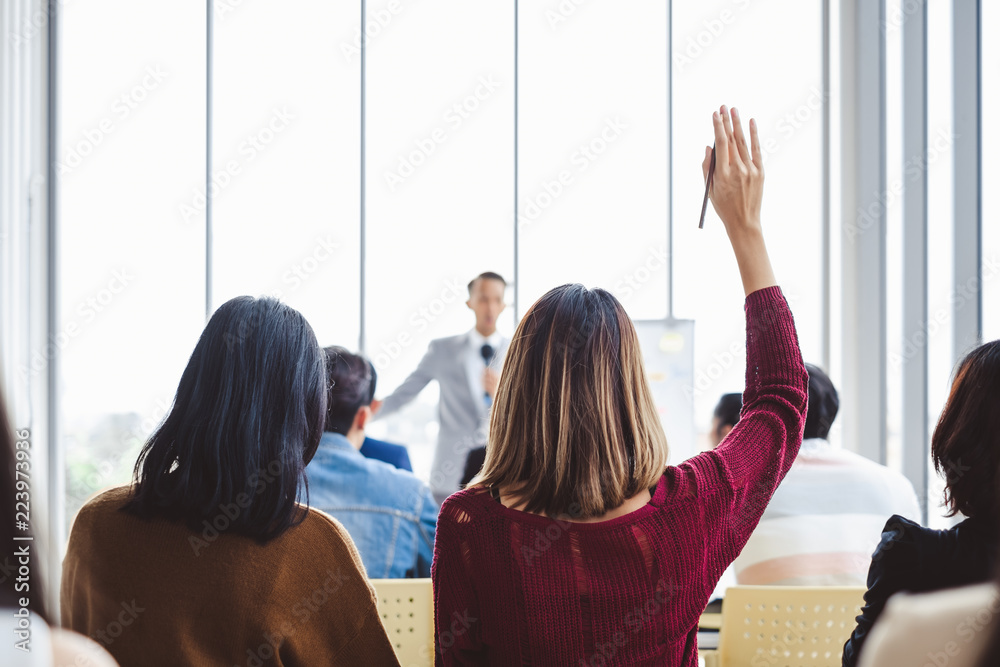 商务女性在s会议室向演讲者举手询问问答概念