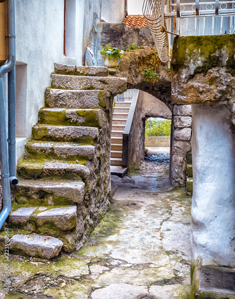 克罗地亚的狭窄街道，克尔克岛上的弗布尼克，有石头房子和楼梯