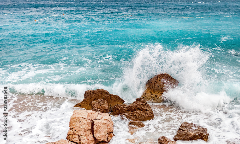 热带海上风暴，海浪冲击岩石