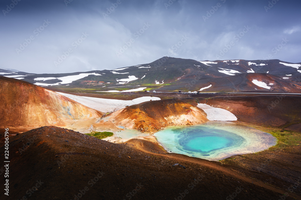 欧洲冰岛克拉弗拉火山附近Leirhnjukur地热谷中的酸性热湖。景观