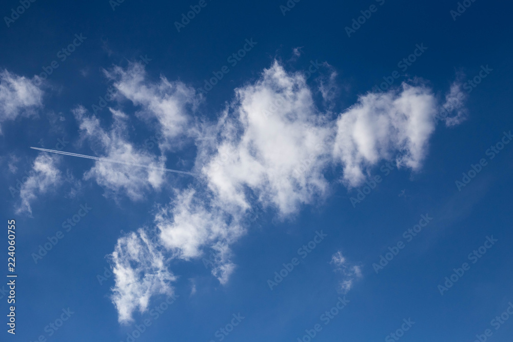 蓝天白云与飞机轨迹