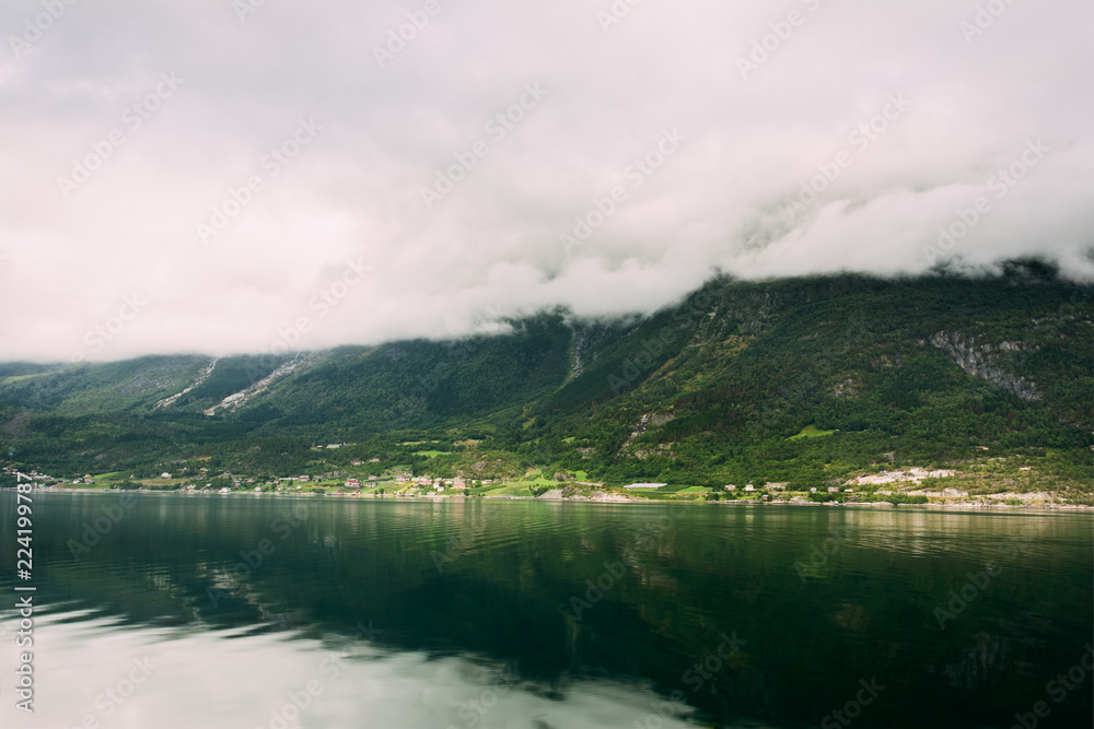 挪威哈丹格尔峡湾。斯堪的纳维亚别墅的夏季景观