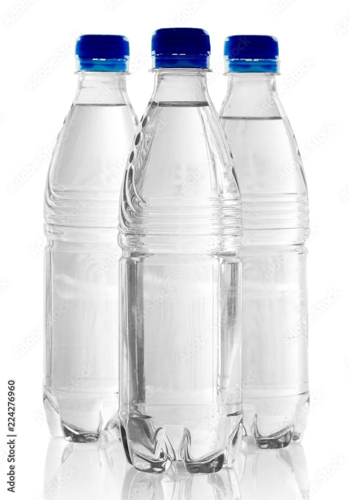 白色隔离的塑料水瓶