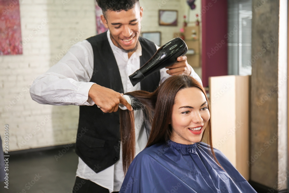 专业理发师在美容院与客户合作