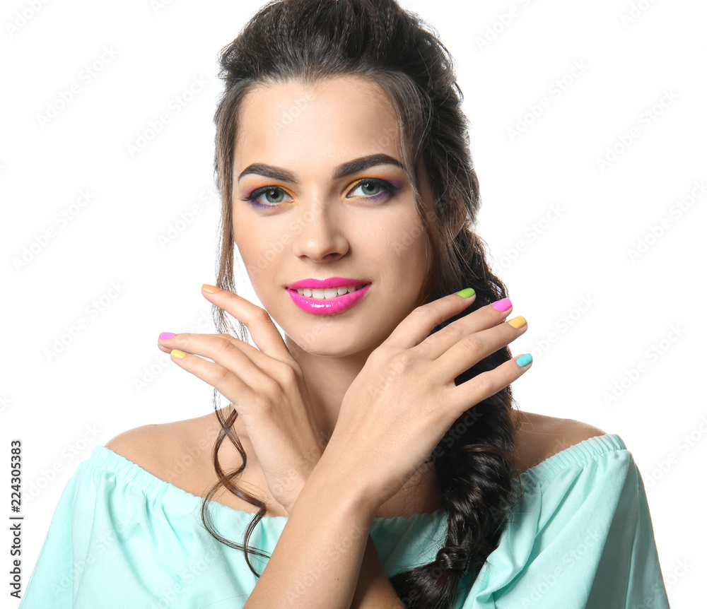 美丽的年轻女子，在白色背景上修着五颜六色的指甲