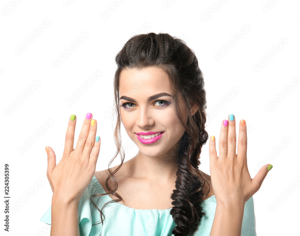 美丽的年轻女子，在白底上修着五颜六色的指甲