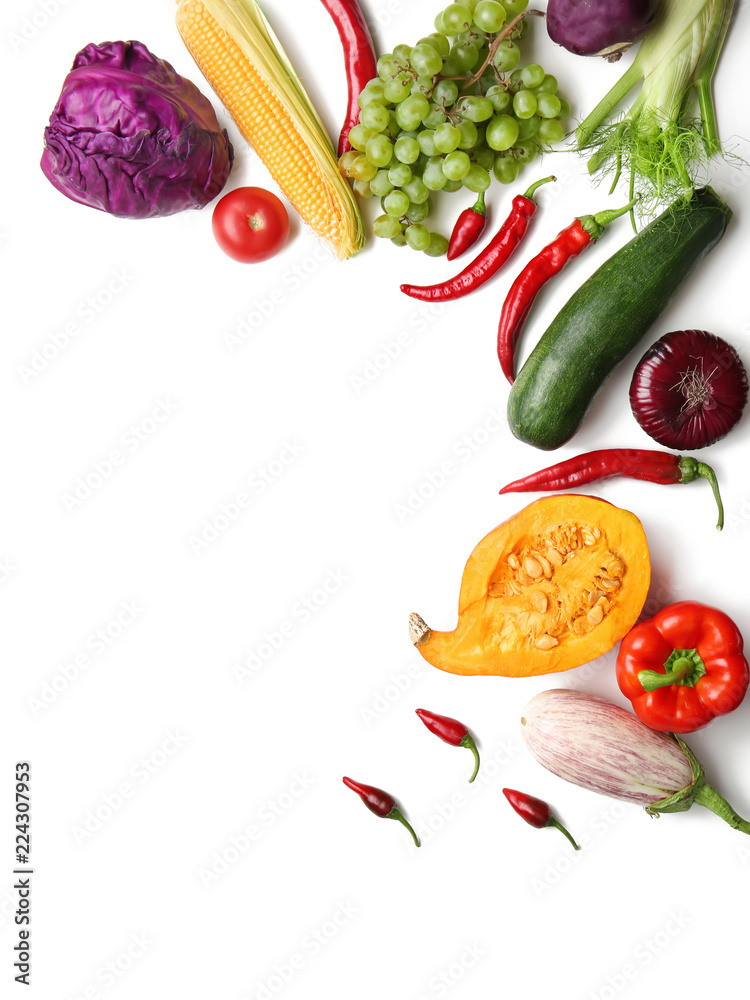 白底上有各种蔬菜的平躺构图
