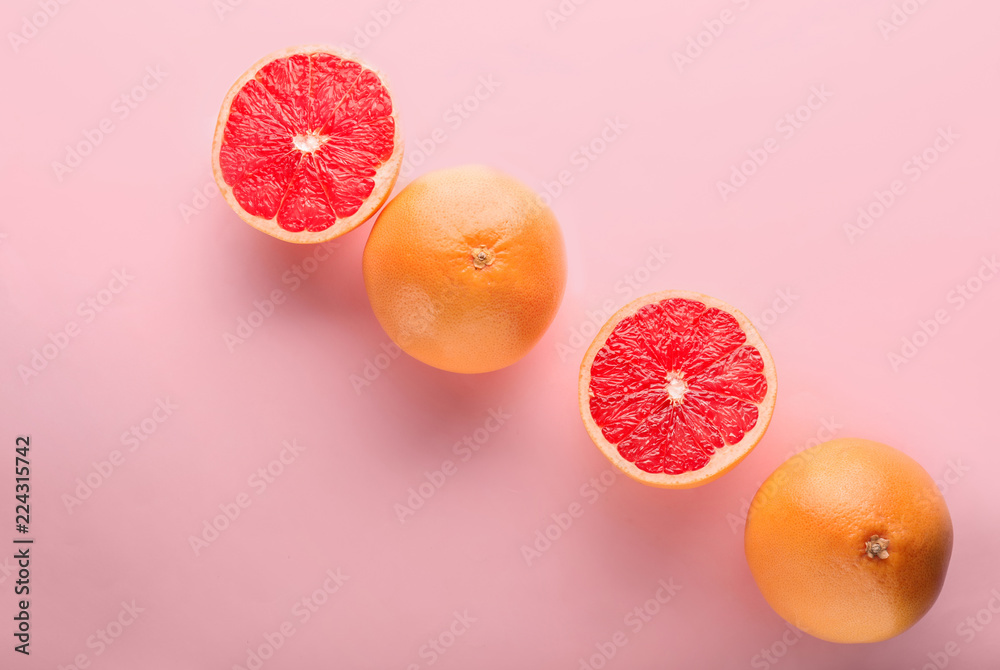 彩色背景上的成熟葡萄柚