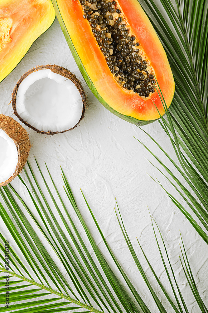 白色纹理背景下的热带水果夏季构图