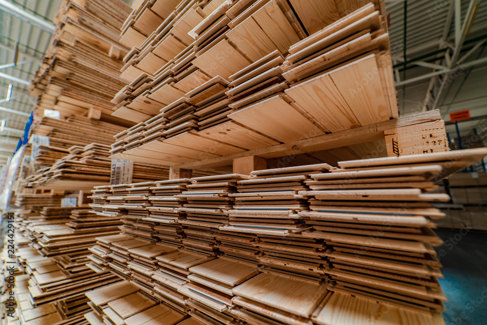 工厂仓库里有镶木地板的货架。镶木地板制造。