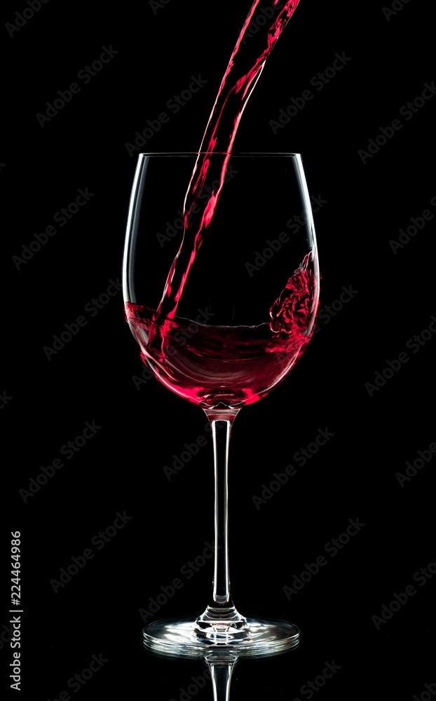 将红酒倒入玻璃杯