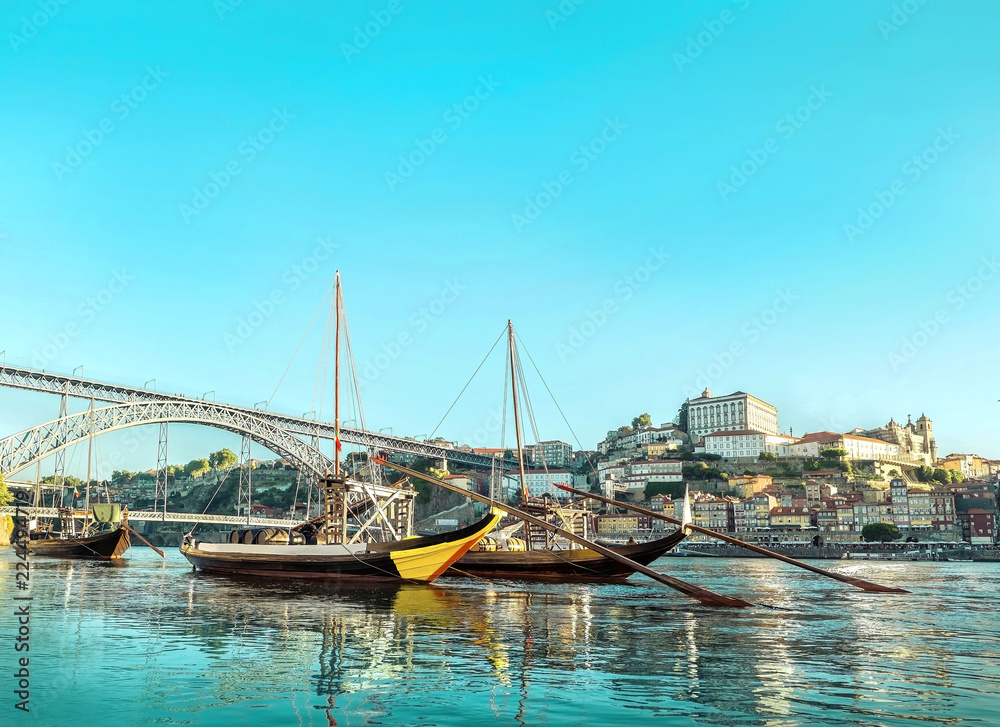 葡萄牙波尔图河上的历史船只。城市美景
