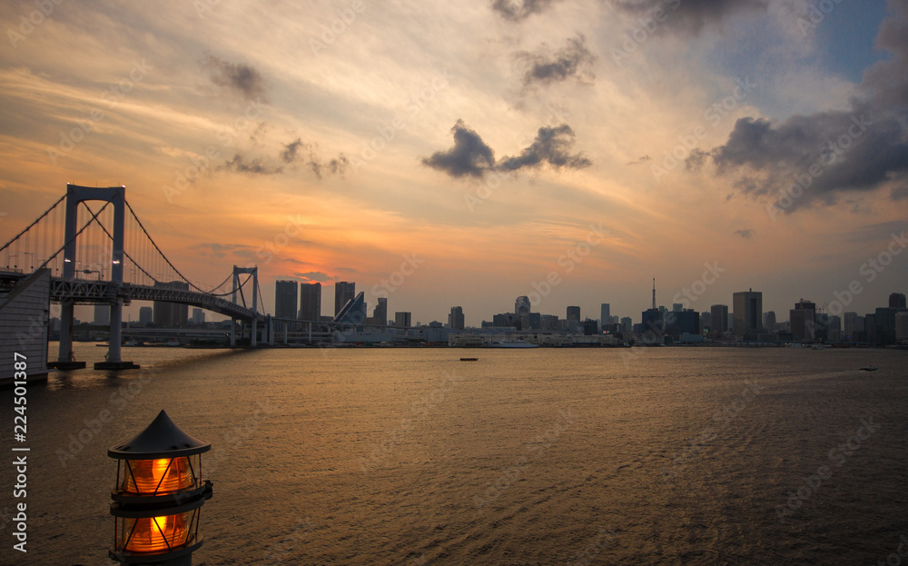 从彩虹桥小田坝一侧欣赏东京湾的日落景色。