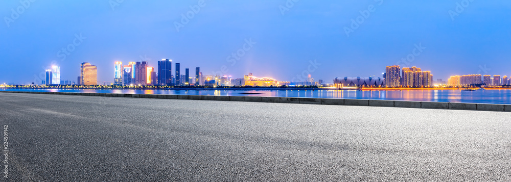 杭州夜晚的城市柏油路和现代建筑与河流