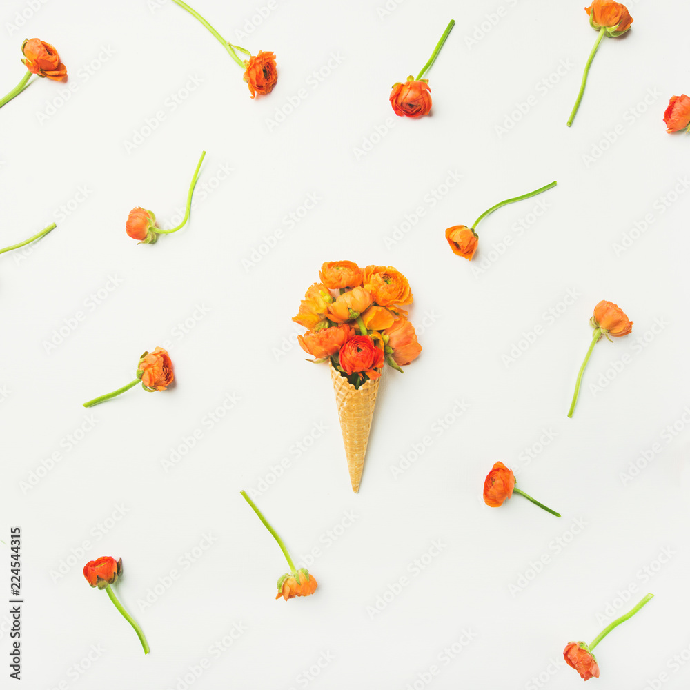 平铺华夫饼甜筒，白色背景上有橙色毛茛花，俯视，方形