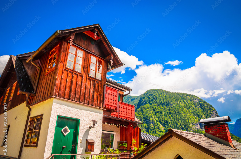 奥地利阿尔卑斯山霍尔施塔特村的美丽建筑，萨尔茨卡默古特，奥地利，欧洲