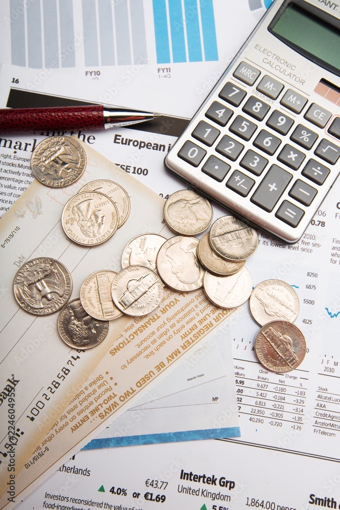 财务报告中的硬币、计算器、笔和支票模板