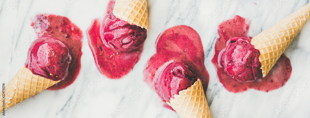 新鲜的夏季甜点。红色融化的天然树莓冰糕冰淇淋在甜味中舀起